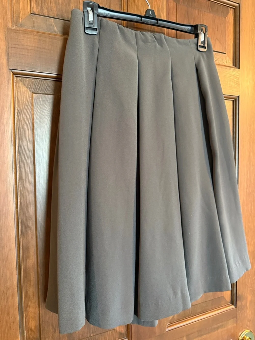 Uniqlo gray pleated skirt M with hidden pocket side seam elastic back, lined EUC